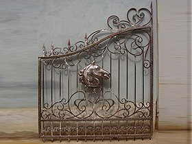 кованые ворота с накладным элементом
