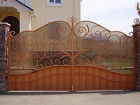 кованые ворота с поликарбонатом