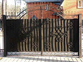 ворота с кованым декором