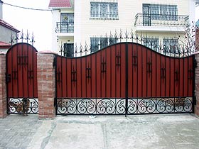 ворота и калитка с кованым декором
